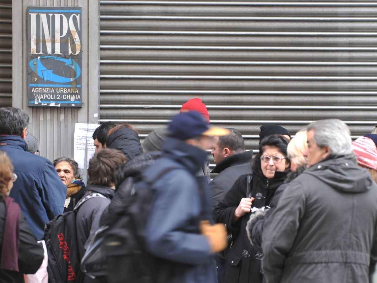 Mail e sms truffa a valanga, l’allarme dell’Inps: “Non cliccate mai su quei link, ecco cosa si rischia” Mail e sms truffa a valanga, l’allarme dell’Inps: “Non cliccate mai su quei link, ecco cosa si rischia”