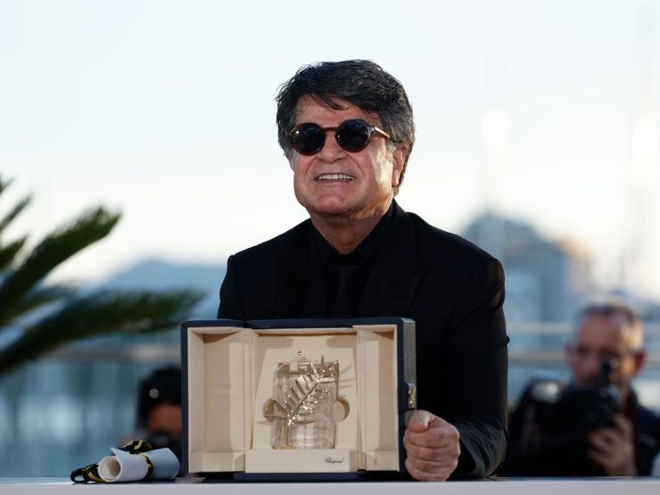 Jafar Panahi con in mano la Palma d'Oro vinta al Festival di Cannes per il film It Was Just An Accident