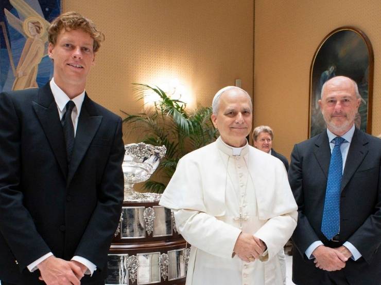 Jannik Sinner, il Papa e Angelo Binaghi in posa al termine dell'incontro in Vaticano
