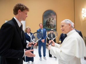 Il Papa riceve Jannik Sinner in Vaticano