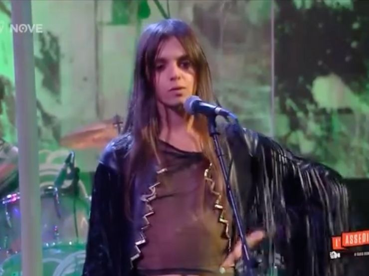 Lucio Corsi si esibisce durante L'Assedio, programma su Nove d Daria Bignardi
