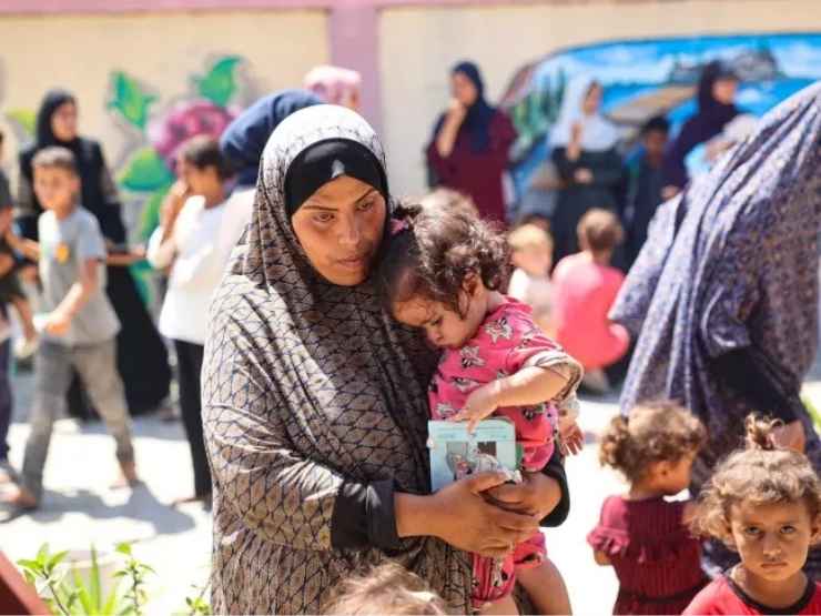 Mamma con bambini a Gaza