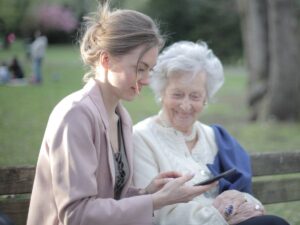 Una figlia insegna a sua mamma ad usare il cellulare