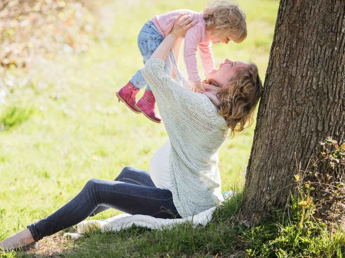 procreazione all estero due mamme possono riconoscere il figlio cosa dice la sentenza della consulta la politica si spacca cancellato il papà
