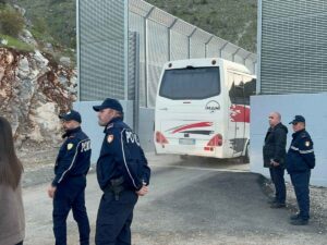 Un pullman di migranti arriva al centro in Albania