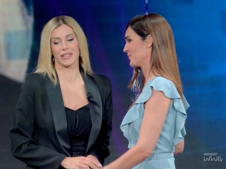 Silvia Toffanin accoglie a Verissimo Paola Caruso