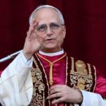 Papa Leone XIV si affaccia alla loggia di San Pietro