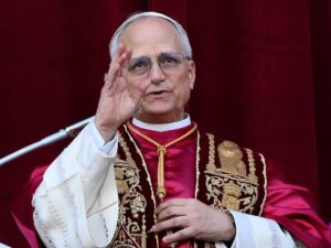 Papa Leone XIV si affaccia alla loggia di San Pietro
