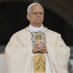 Leone XIV commosso nella cerimonia di insediamento