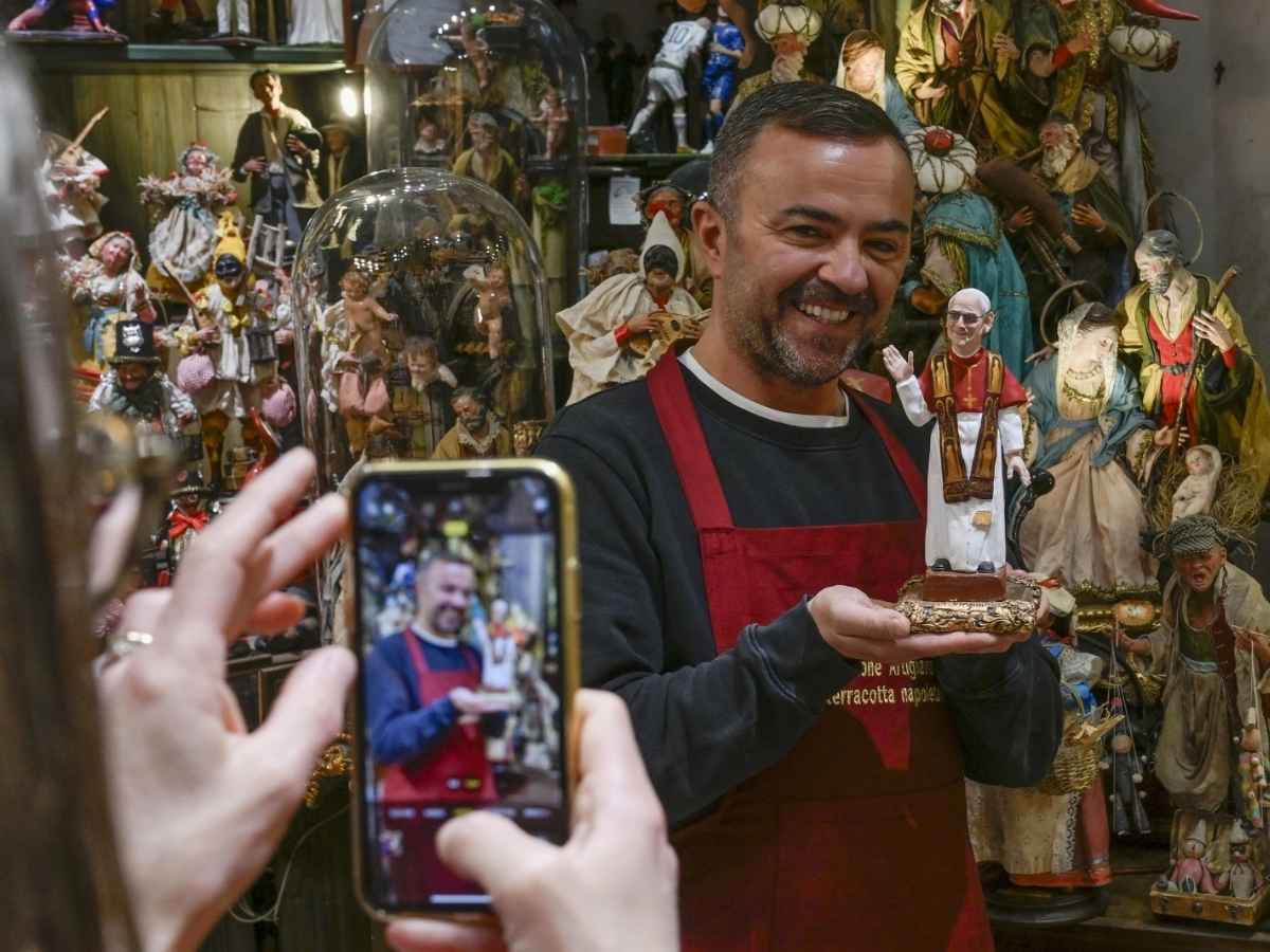 Papa Leone XIV tra le statuine del presepe, l’omaggio di Napoli a Robert Francis Prevost: “Gli americani restano affascinati” Papa Leone XIV tra le statuine del presepe, l’omaggio di Napoli a Robert Francis Prevost: “Gli americani restano affascinati”