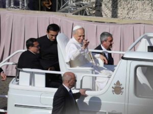 La prima volta di Papa Leone XIV in Papamobile