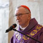 Pietro Parolin parla ai fedeli