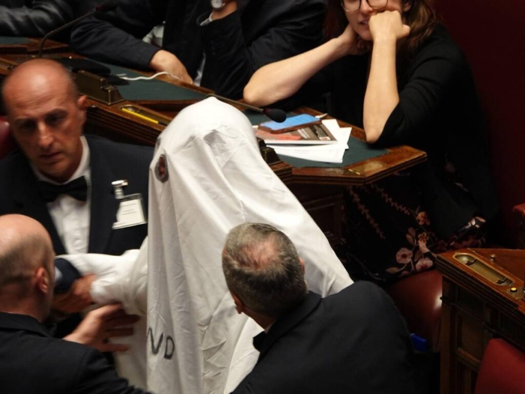 Riccardo Magi si traveste da fantasma alla Camera e viene espulso