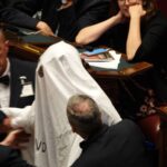 Riccardo Magi si traveste da fantasma alla Camera e viene espulso