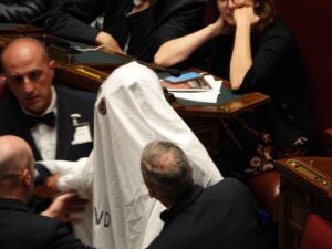 Riccardo Magi si traveste da fantasma alla Camera e viene espulso