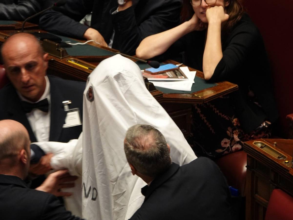 Riccardo Magi si traveste da fantasma alla Camera e viene espulso