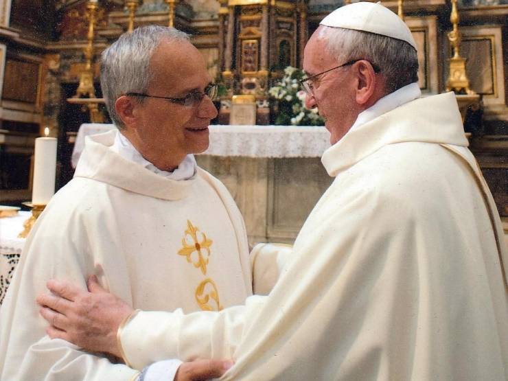 Il cardinale e futuro Papa Robert Francis Prevost con Papa Francesco