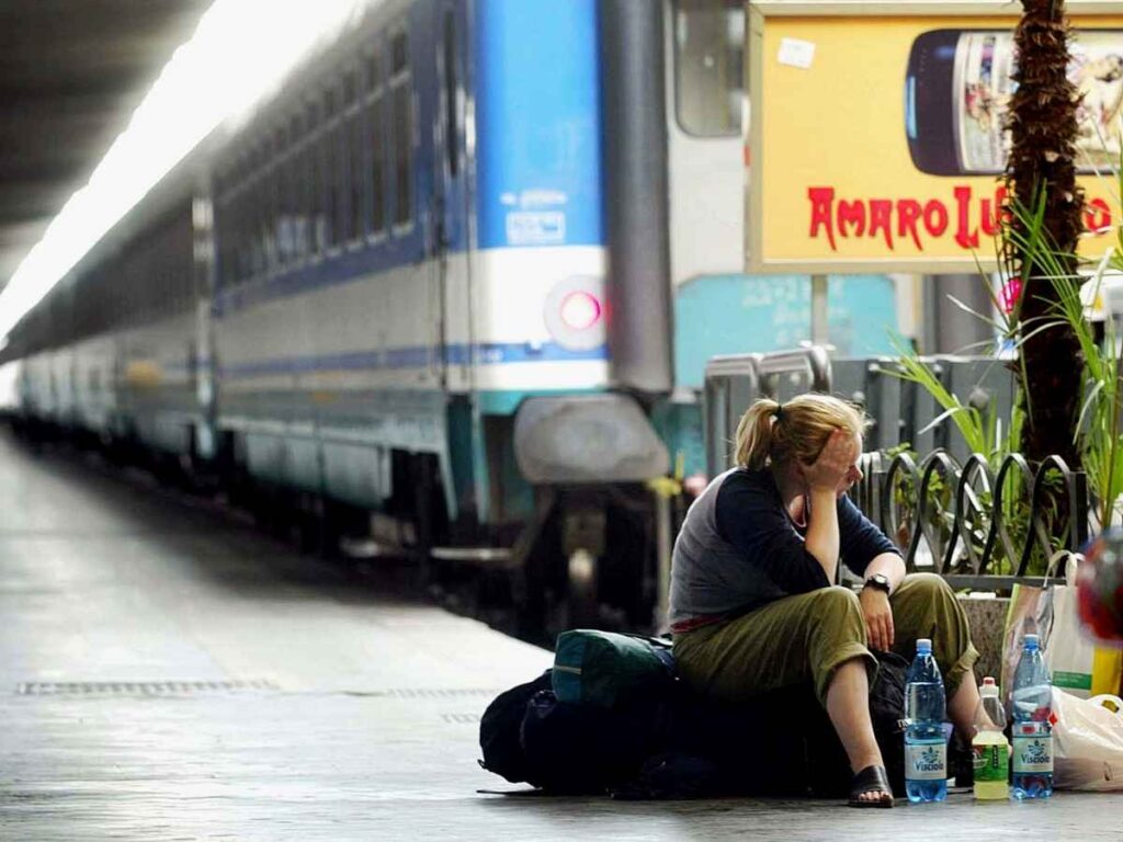 Una ragazza è stanca di aspettare il treno durante lo sciopero