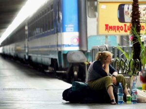 Una ragazza è stanca di aspettare il treno durante lo sciopero