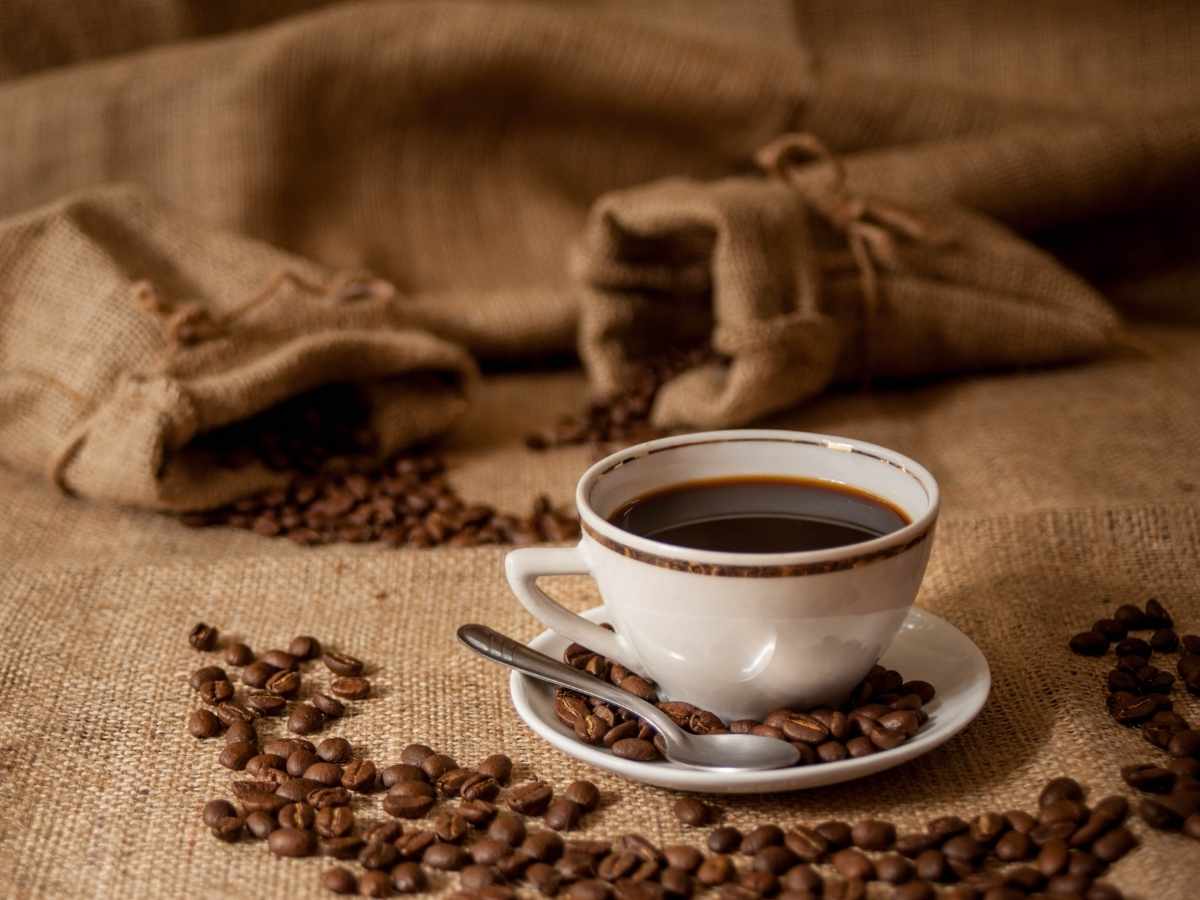 Una tazzina del caffè poggiata su una superficie 