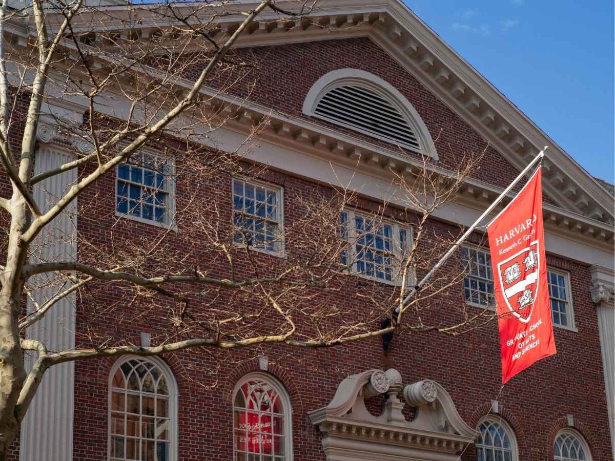Una foto esterna dell'Università di Harvard con una bandiera esposta