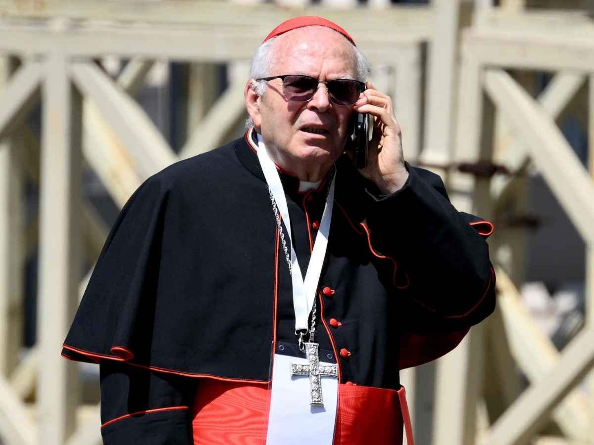 Conclave: comignolo montato, stufe arrivate. Ma per l’elezione del nuovo Papa mancano ancora i cardinali: “C’è tensione” Conclave: comignolo montato, stufe arrivate. Ma per l’elezione del nuovo Papa mancano ancora i cardinali: “C’è tensione”