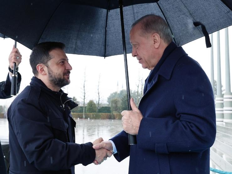 Zelensky ed Erdogan sotto la pioggia