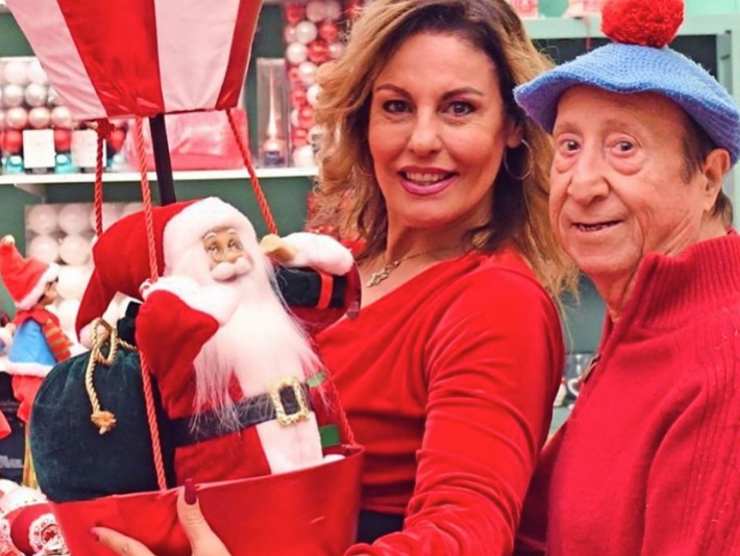 stefania corona e alvaro vitali con un babbo natale