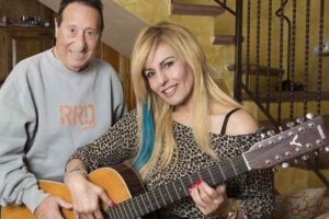 stefania corona suona la chitarra e alvaro vitali sorride