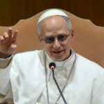 papa prevost saluta seduto