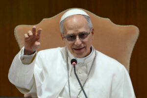 papa prevost saluta seduto
