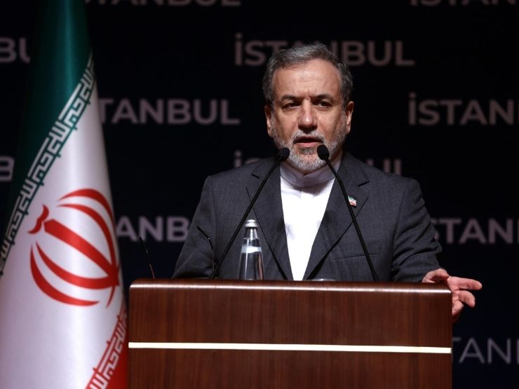 Il ministro degli Esteri iraniano Abbas Araghchi in conferenza stampa