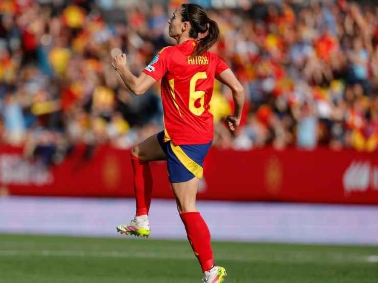 Aitana Bonmatì, calciatrice del Barcellona e della Spagna, è affetta da meningite