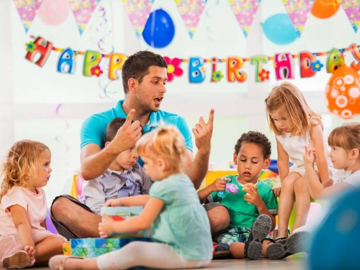 Un animatore al lavoro con i bambini