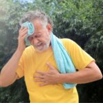 Un anziano al parco si sente male a causa del caldo mentre fa attività fisica
