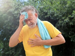 Un anziano al parco si sente male a causa del caldo mentre fa attività fisica