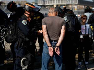 Una persona viene arrestata durante le manifestazioni contro le politiche migratorie di Trump a Los Angeles