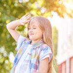 Bambina esposta al sole all'aperto