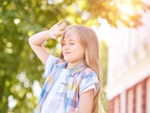 Bambina esposta al sole all'aperto