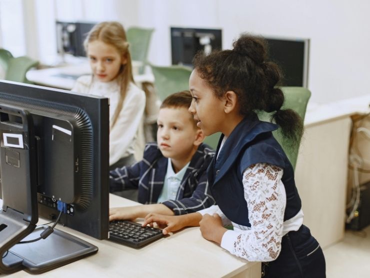 Due bambini al computer