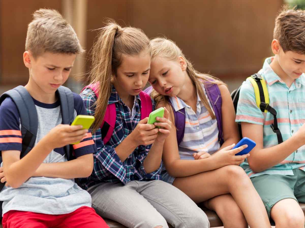 Perché vietare l’uso dello smartphone a scuola è anche “un segnale d’allarme”: la parola allo psicoterapeuta Perché vietare l’uso dello smartphone a scuola è anche “un segnale d’allarme”: la parola allo psicoterapeuta