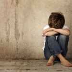 Bambino maltrattato in un angolo