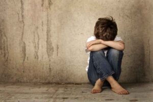 Bambino maltrattato in un angolo