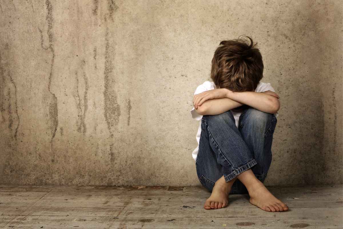 Bambino maltrattato in un angolo