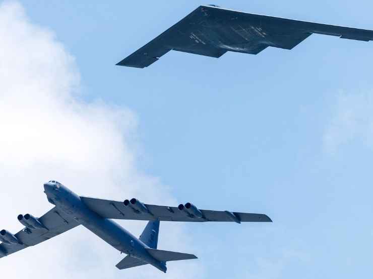 Bombardieri Usa, in alto un B-2 Spirit