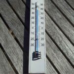 Caldo estremo, un termometro segna una temperatura vicino ai 40 gradi