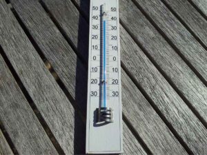 Caldo estremo, un termometro segna una temperatura vicino ai 40 gradi