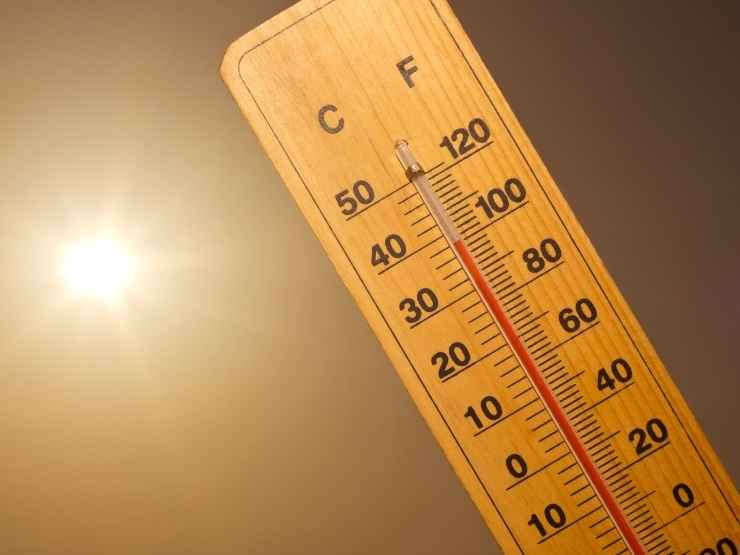 Caldo torrido, un termometro segna una temperatura vicino ai 40 gradi