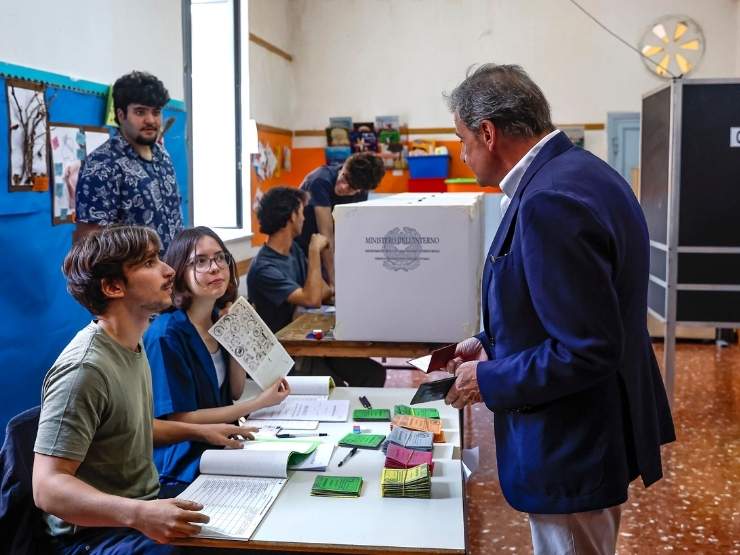 Carlo Calenda si accorge al seggio di avere la scheda piena