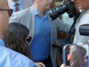 Chiara Petrolini, accusata di aver ucciso e seppellito i suoi due neonati, arriva al processo nel quale è imputataal Tribunale di Parma